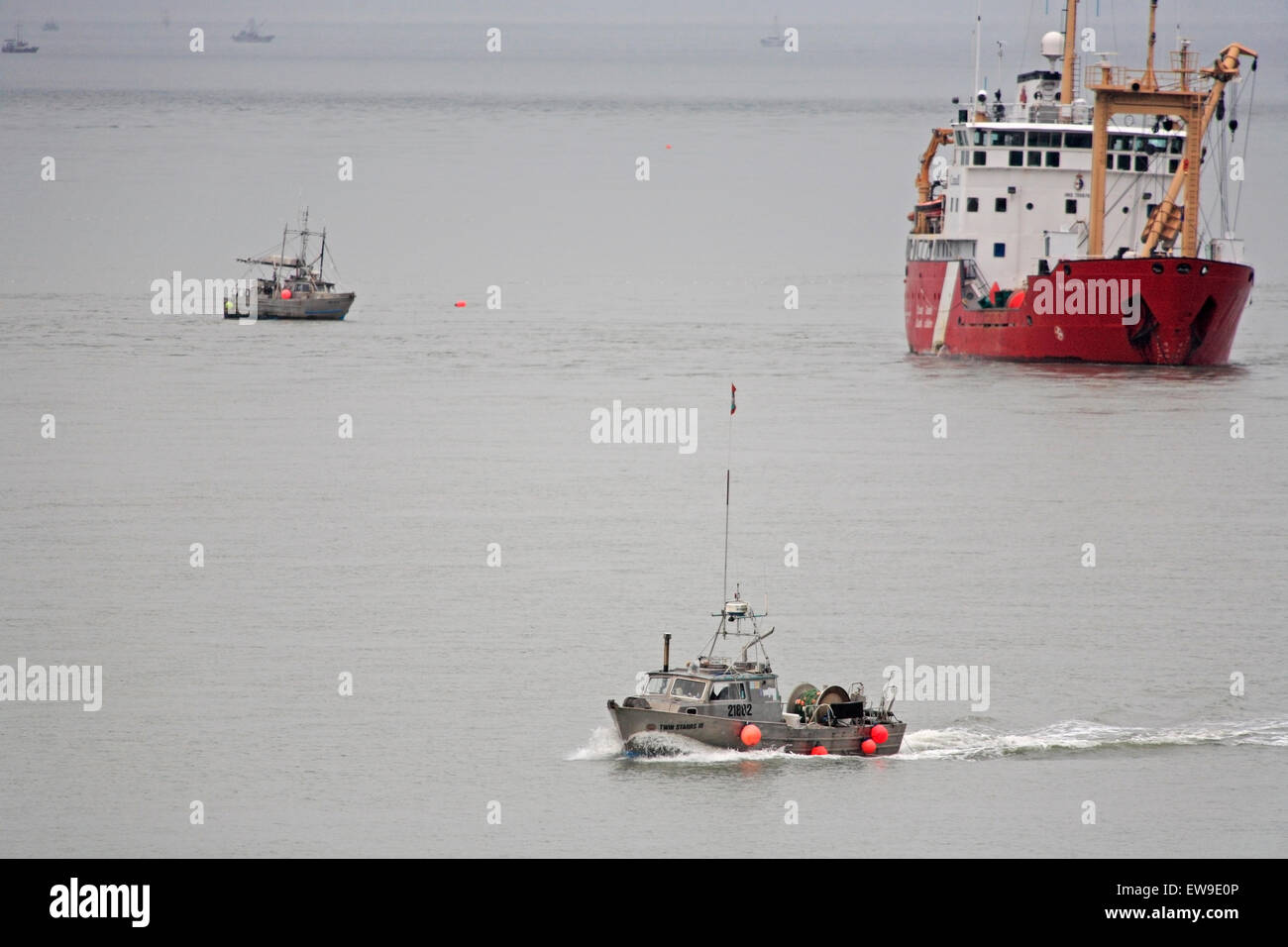 Les fileyeurs de la pêche commerciale du saumon sockeye participant à une ouverture sur la côte nord, passage d'Inverness, en Colombie-Britannique Banque D'Images