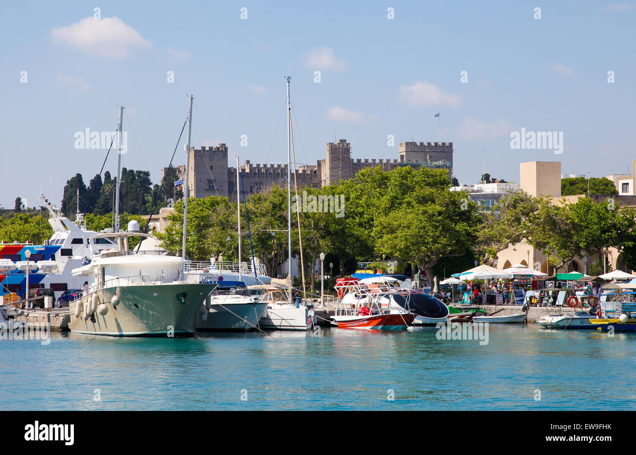 RHODES, GRÈCE - 12 juin 2015 : port et palais des Grands Maîtres des Chevaliers de Rhodes, en Grèce. Banque D'Images