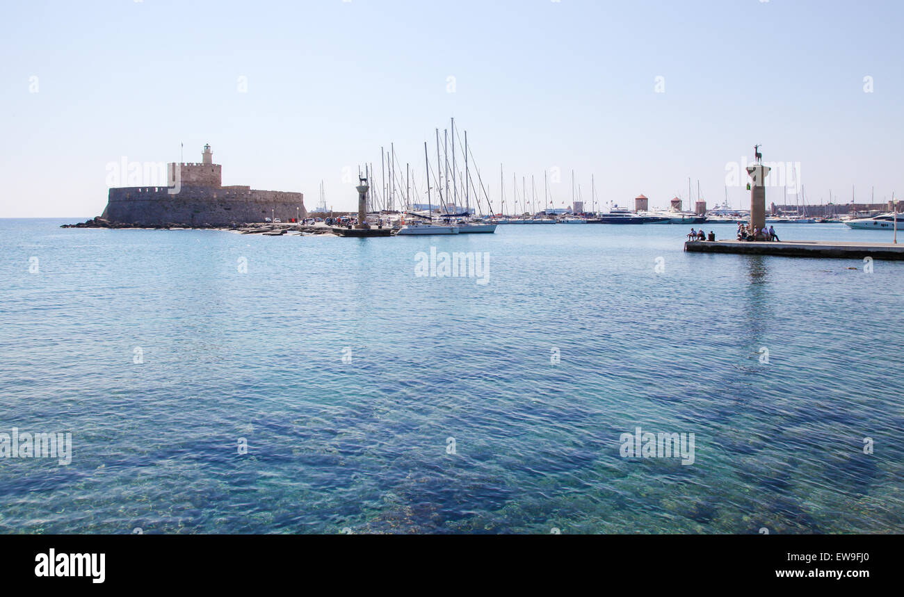 RHODES, GRÈCE - 12 juin 2015 : Fort Saint Nicolas du port dans la ville de Rhodes, en Grèce. Banque D'Images