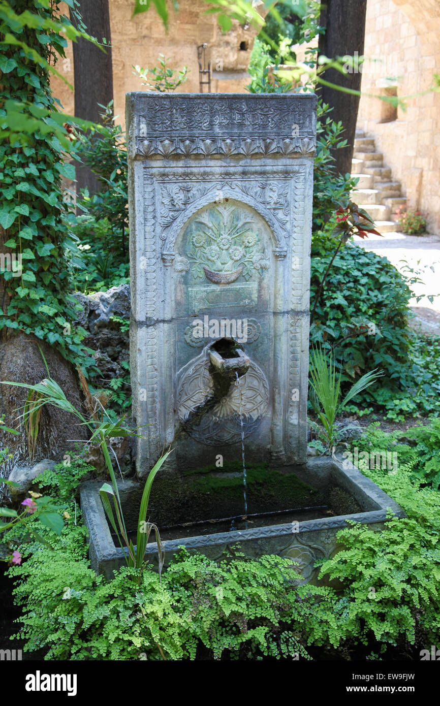 Fontaine avec des inscriptions calligraphiques arabe de la période ottomane dans le Musée Archéologique de Rhodes, Grèce Banque D'Images