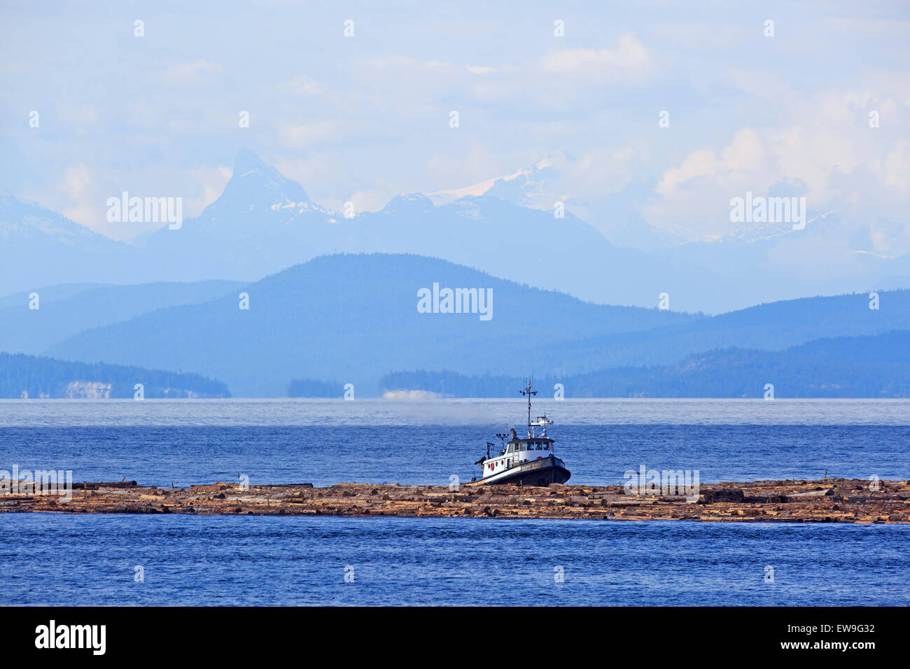 Tugboat pushing log boom dans le détroit de Géorgie, juste au nord de Nanaimo (Colombie-Britannique) Banque D'Images