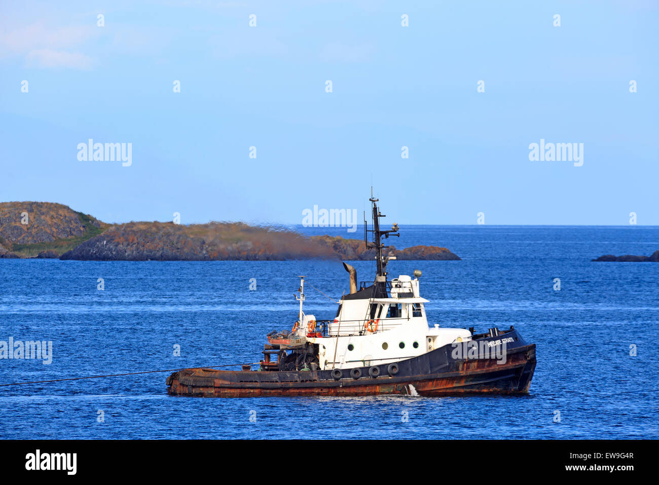 Journal de remorqueur tirant boom dans le détroit de Géorgie, juste au nord de Nanaimo (Colombie-Britannique) Banque D'Images