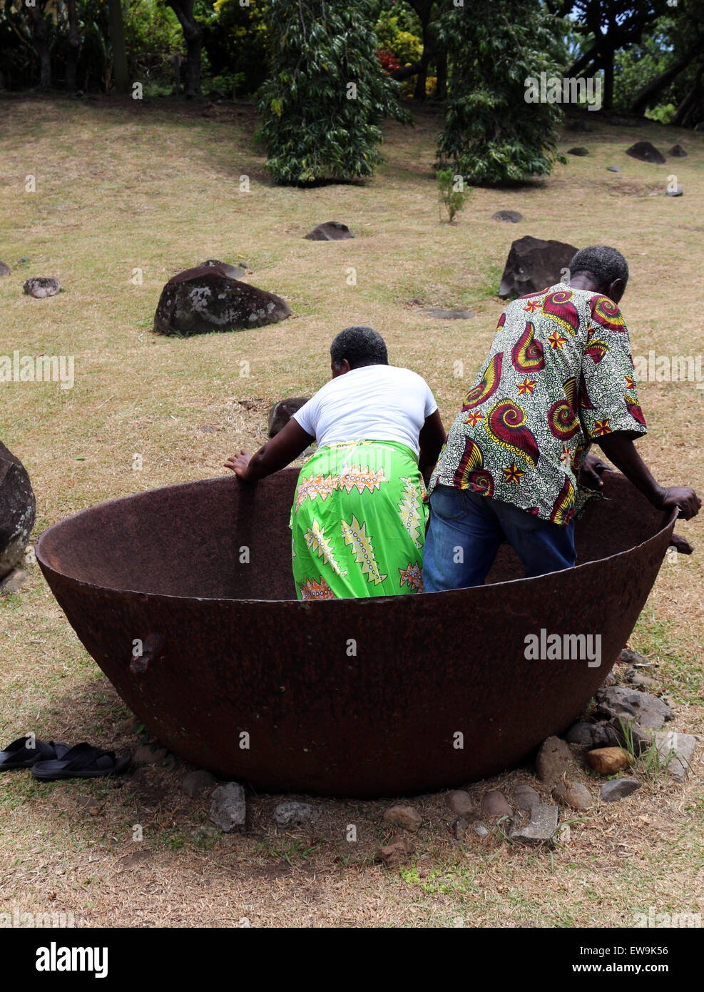 Les gens dans les fèves de cacao de polissage pot Banque D'Images