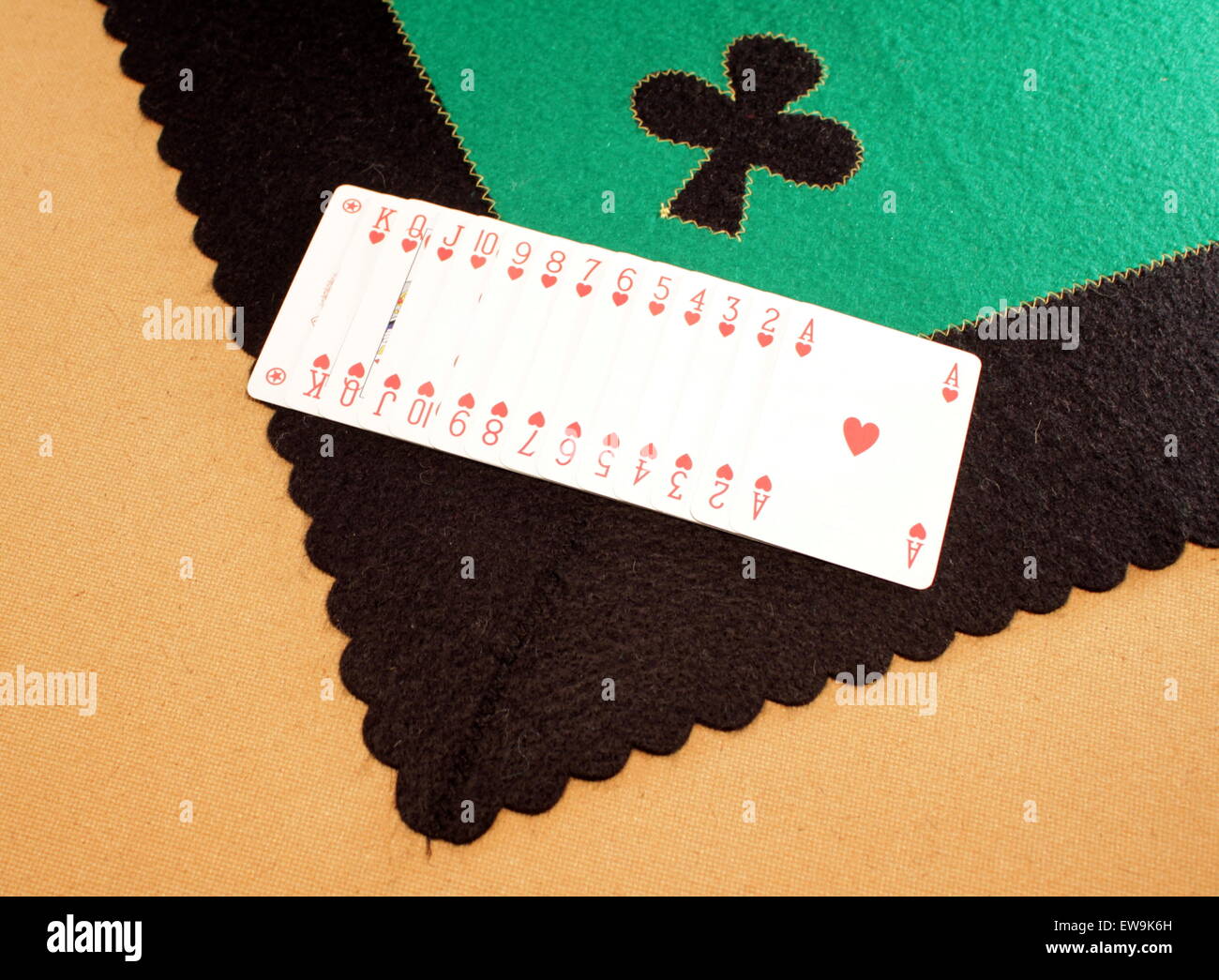 Table de jeu, l'échelle carte avec signe de cœurs. Banque D'Images