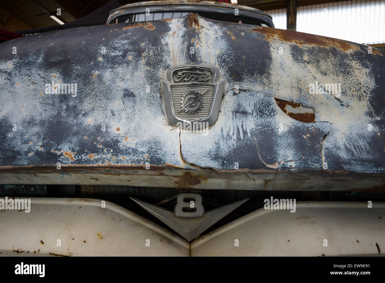 PAAREN IM GLIEN, ALLEMAGNE - le 23 mai 2015 : fragment de corps rouillé de full-size pickup Ford F100. L'oldtimer show à MAFZ. Banque D'Images