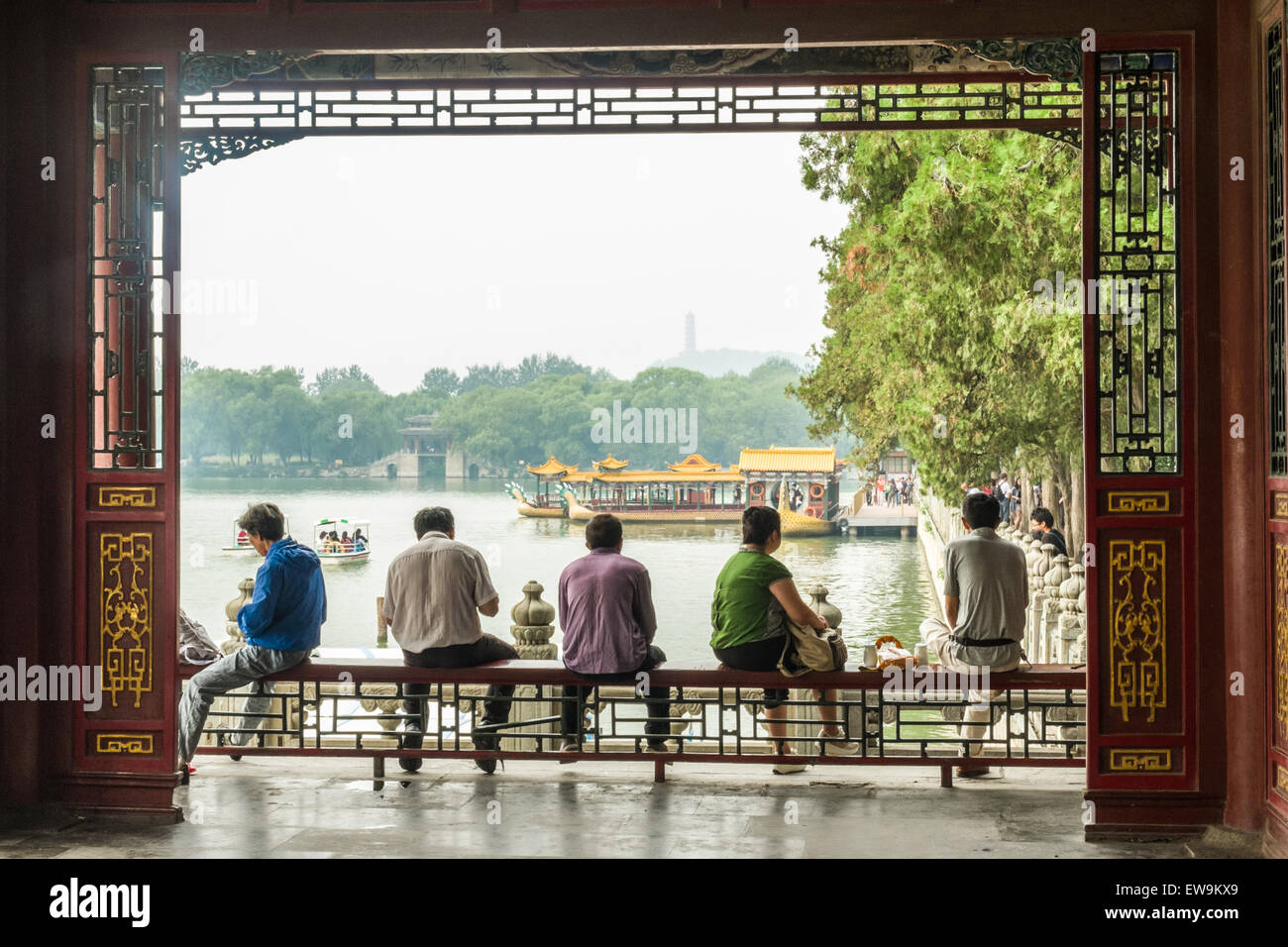 Des gens assis sur rambarde surplombant le Lac de Kunming. Banque D'Images