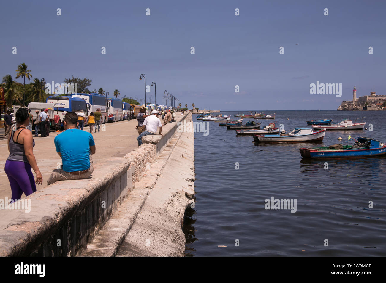 Les gens sur le Malecon à La Havane, Cuba. Banque D'Images