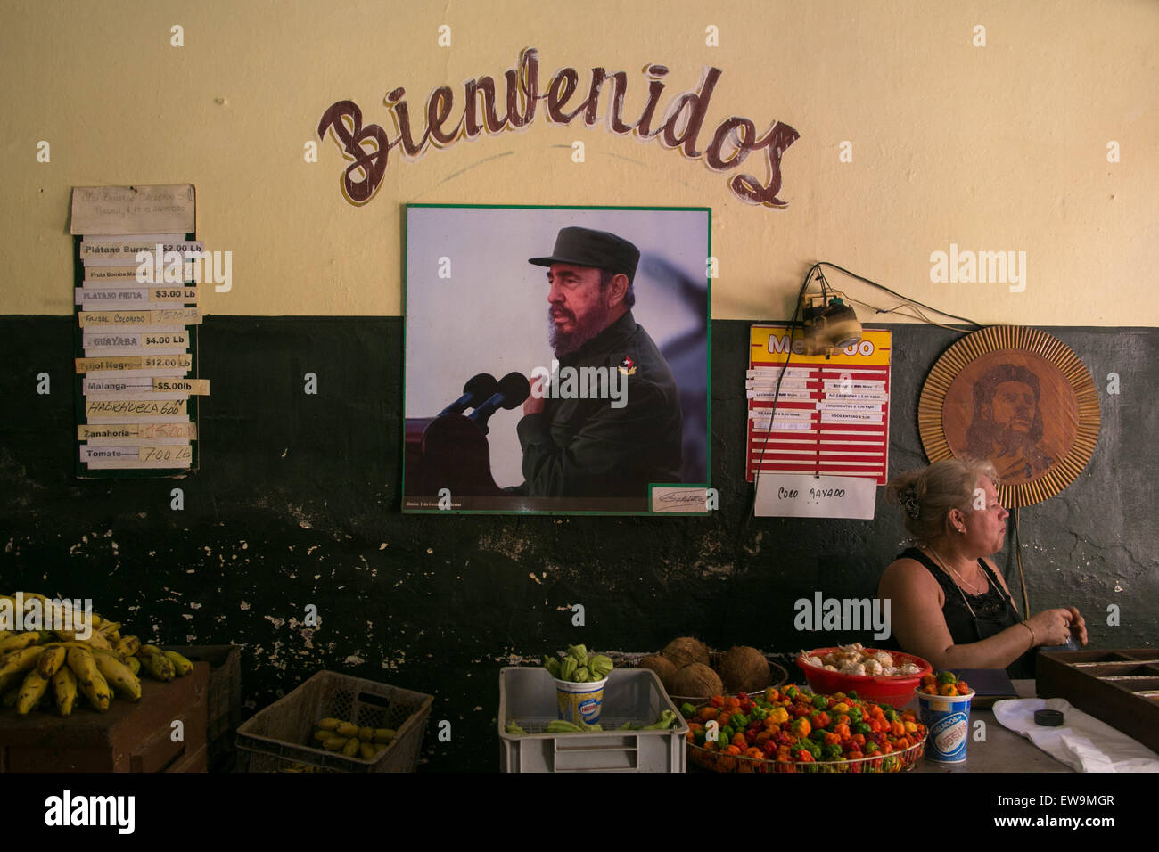 Photo de Fidel Castro à l'intérieur d'un marché du terroir à La Havane, Cuba. Banque D'Images