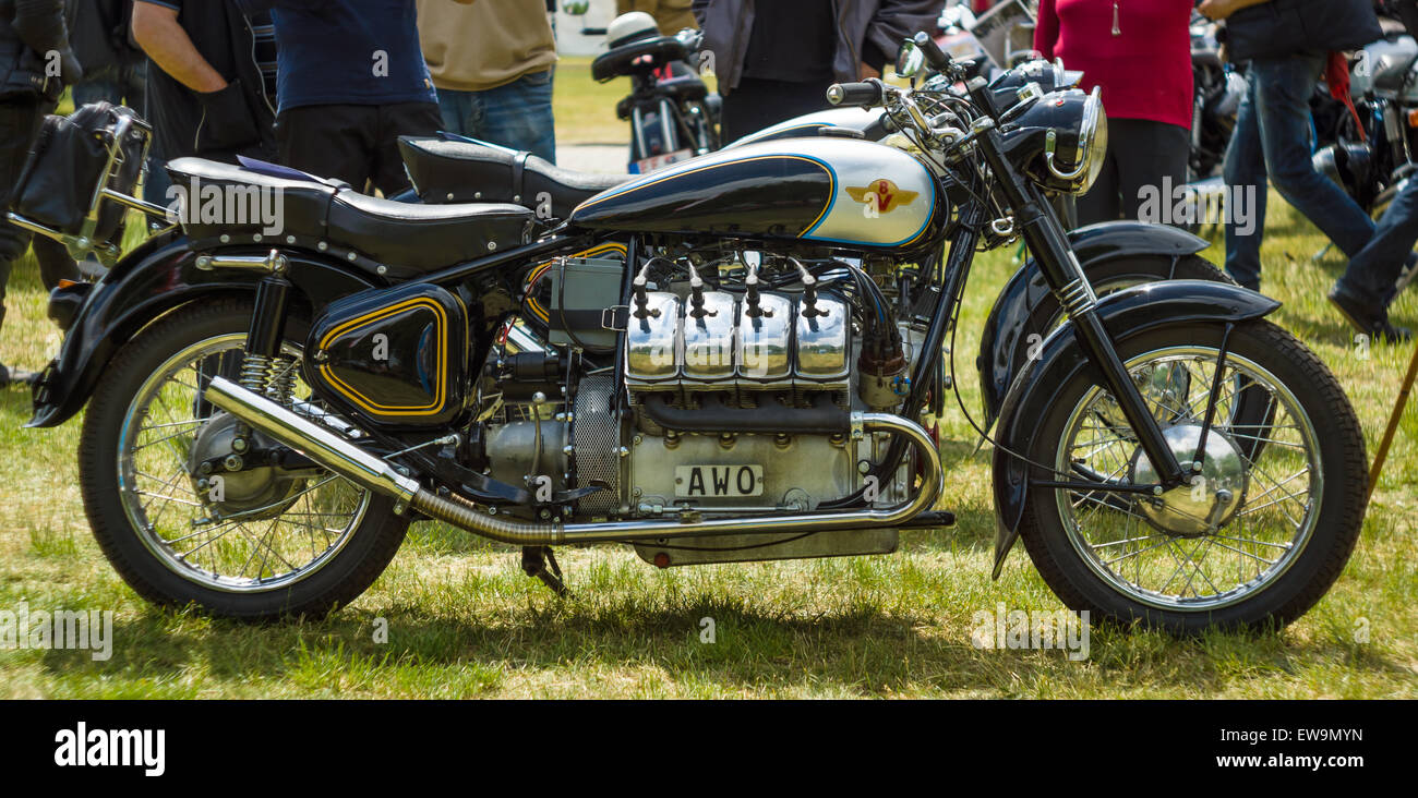 PAAREN IM GLIEN, ALLEMAGNE - le 23 mai 2015 : Une moto avec 8 cylindres (moteur  V8). L'oldtimer show à MAFZ Photo Stock - Alamy