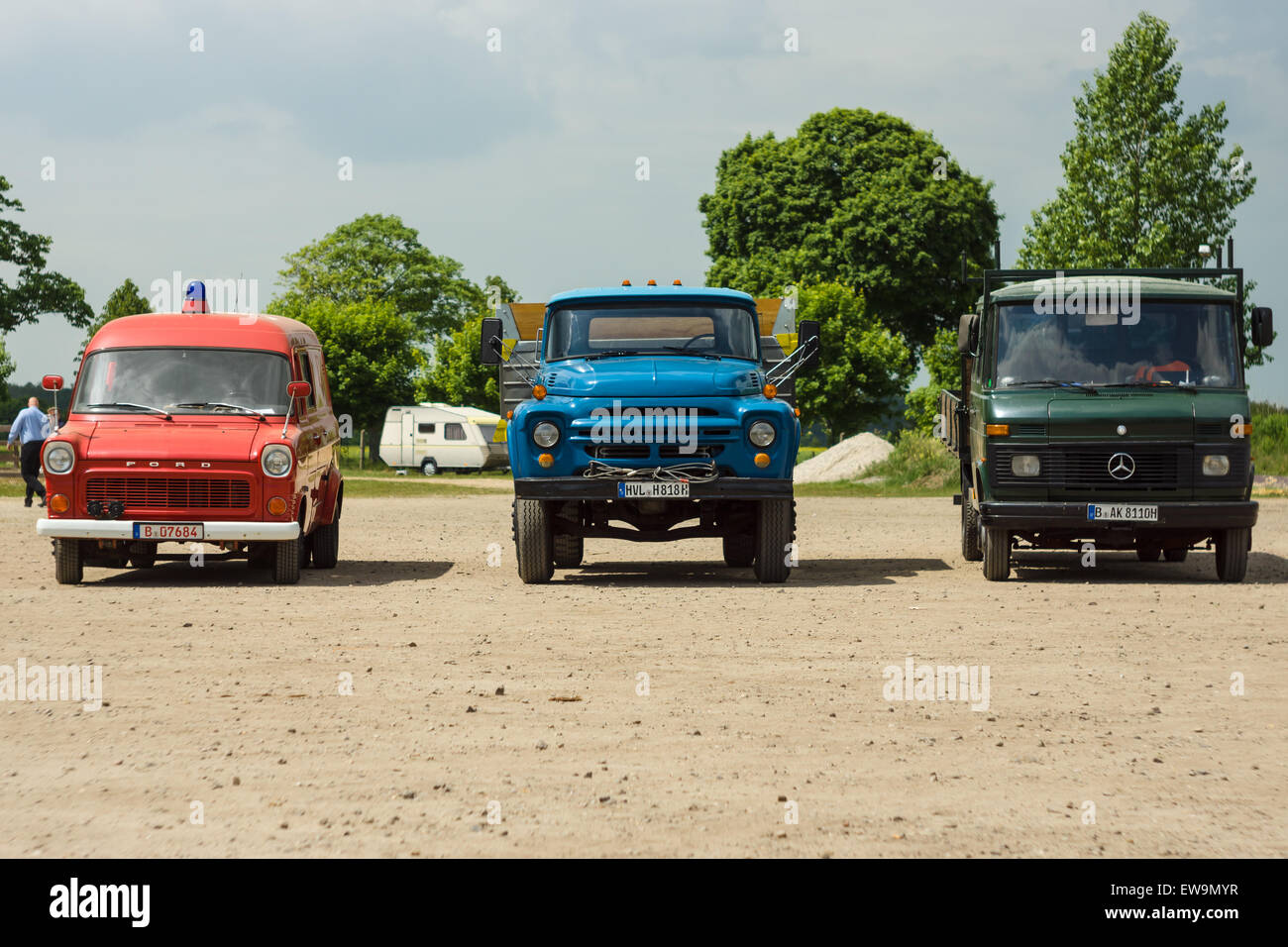 Les camions de Ford Transit (à gauche), un camion soviétique ZIL-130 (centre), Mercedes-Benz T2 (à droite). Banque D'Images