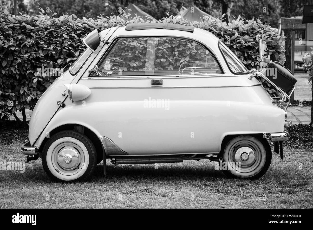 PAAREN IM GLIEN, ALLEMAGNE - le 23 mai 2015 : berline BMW Isetta 300. Noir et blanc. L'oldtimer show à MAFZ. Banque D'Images