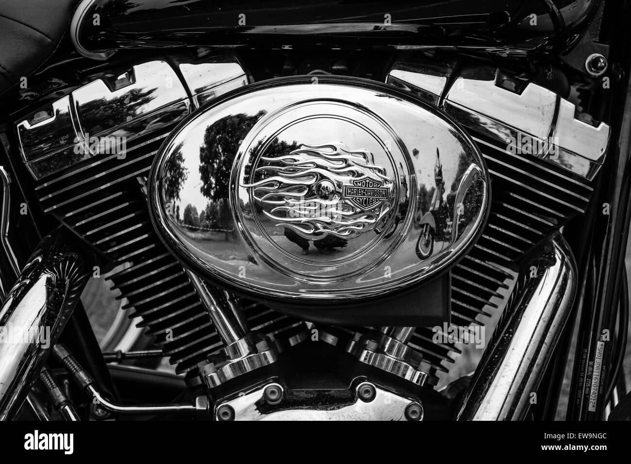 PAAREN IM GLIEN, ALLEMAGNE - le 23 mai 2015 : Fragment d'une moto Harley-Davidson. Noir et blanc. L'oldtimer show à MAFZ. Banque D'Images