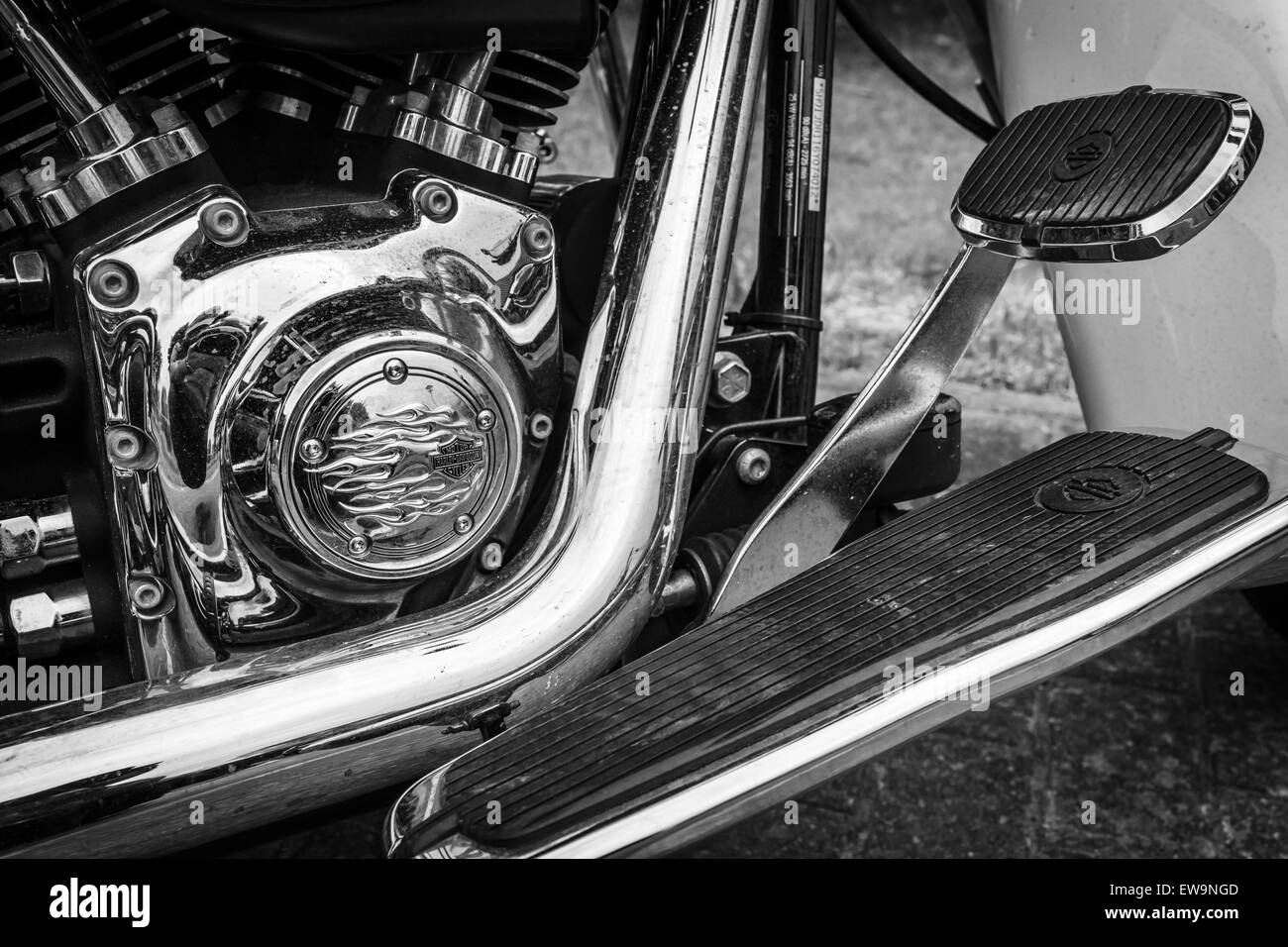 PAAREN IM GLIEN, ALLEMAGNE - le 23 mai 2015 : Fragment d'une moto Harley-Davidson. Noir et blanc. L'oldtimer show à MAFZ. Banque D'Images