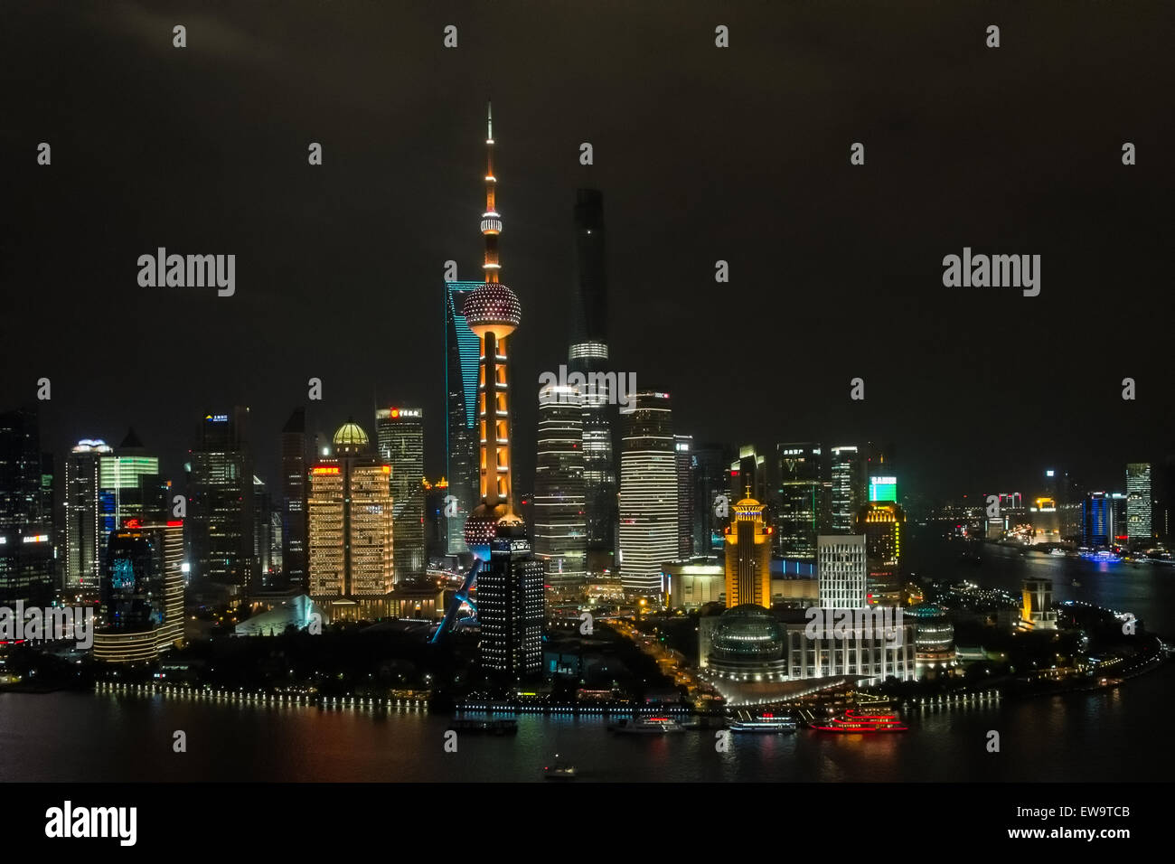 Jin Mao Tower, Shanghai Tower, Shanghai World Financial Center et l'Oriental Pearl TV Tower ; illuminé la nuit, Shanghai, Chine Banque D'Images