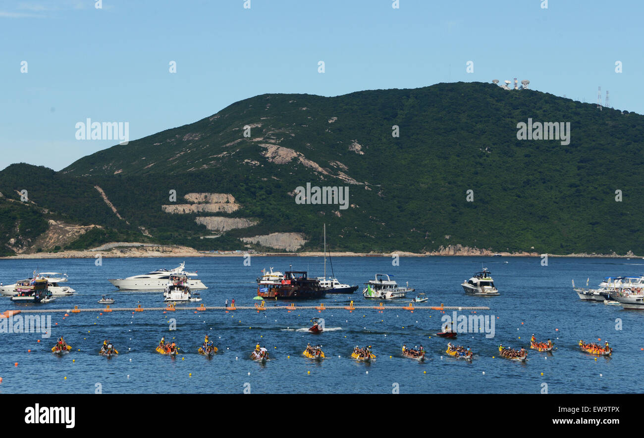 Hong Kong, Chine. 20 Juin, 2015. Une course de bateaux-dragons est organisée pour marquer le Dragon Boat Festival, à Hong Kong, Chine du sud, le 20 juin 2015. Le Dragon Boat Festival est célébrée chaque année le cinquième jour du cinquième mois du calendrier lunaire chinois, ou le 20 juin de cette année. Credit : Liu Yun/Xinhua/Alamy Live News Banque D'Images