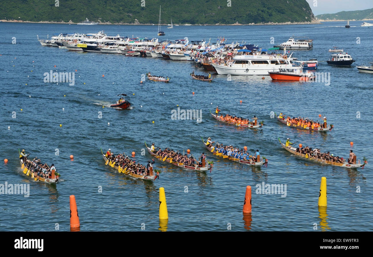 Hong Kong, Chine. 20 Juin, 2015. Une course de bateaux-dragons est organisée pour marquer le Dragon Boat Festival, à Hong Kong, Chine du sud, le 20 juin 2015. Le Dragon Boat Festival est célébrée chaque année le cinquième jour du cinquième mois du calendrier lunaire chinois, ou le 20 juin de cette année. Credit : Liu Yun/Xinhua/Alamy Live News Banque D'Images