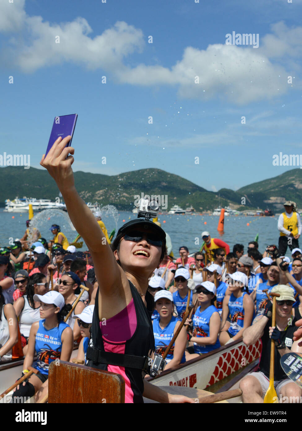 Hong Kong, Chine. 20 Juin, 2015. Une course de bateaux-dragons est organisée pour marquer le Dragon Boat Festival, à Hong Kong, Chine du sud, le 20 juin 2015. Le Dragon Boat Festival est célébrée chaque année le cinquième jour du cinquième mois du calendrier lunaire chinois, ou le 20 juin de cette année. Credit : Liu Yun/Xinhua/Alamy Live News Banque D'Images
