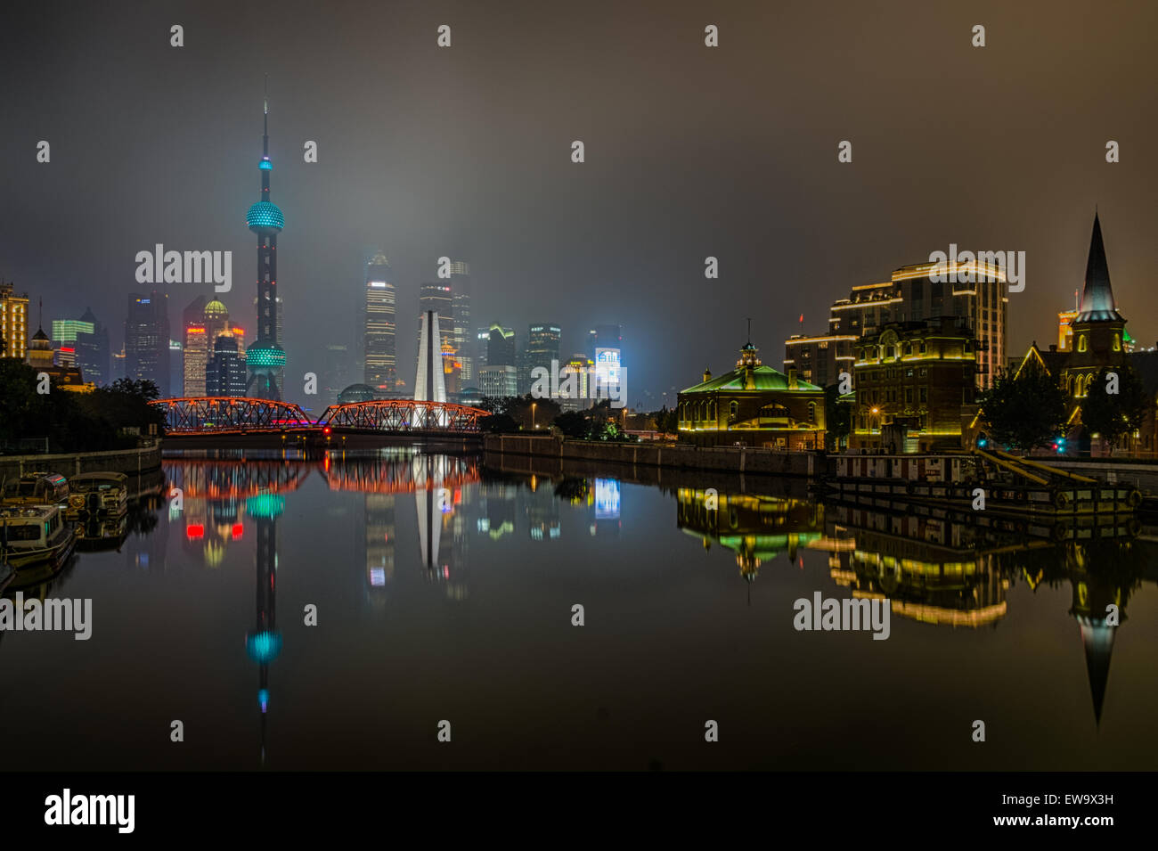 Ville illuminée sur l'eau Banque D'Images