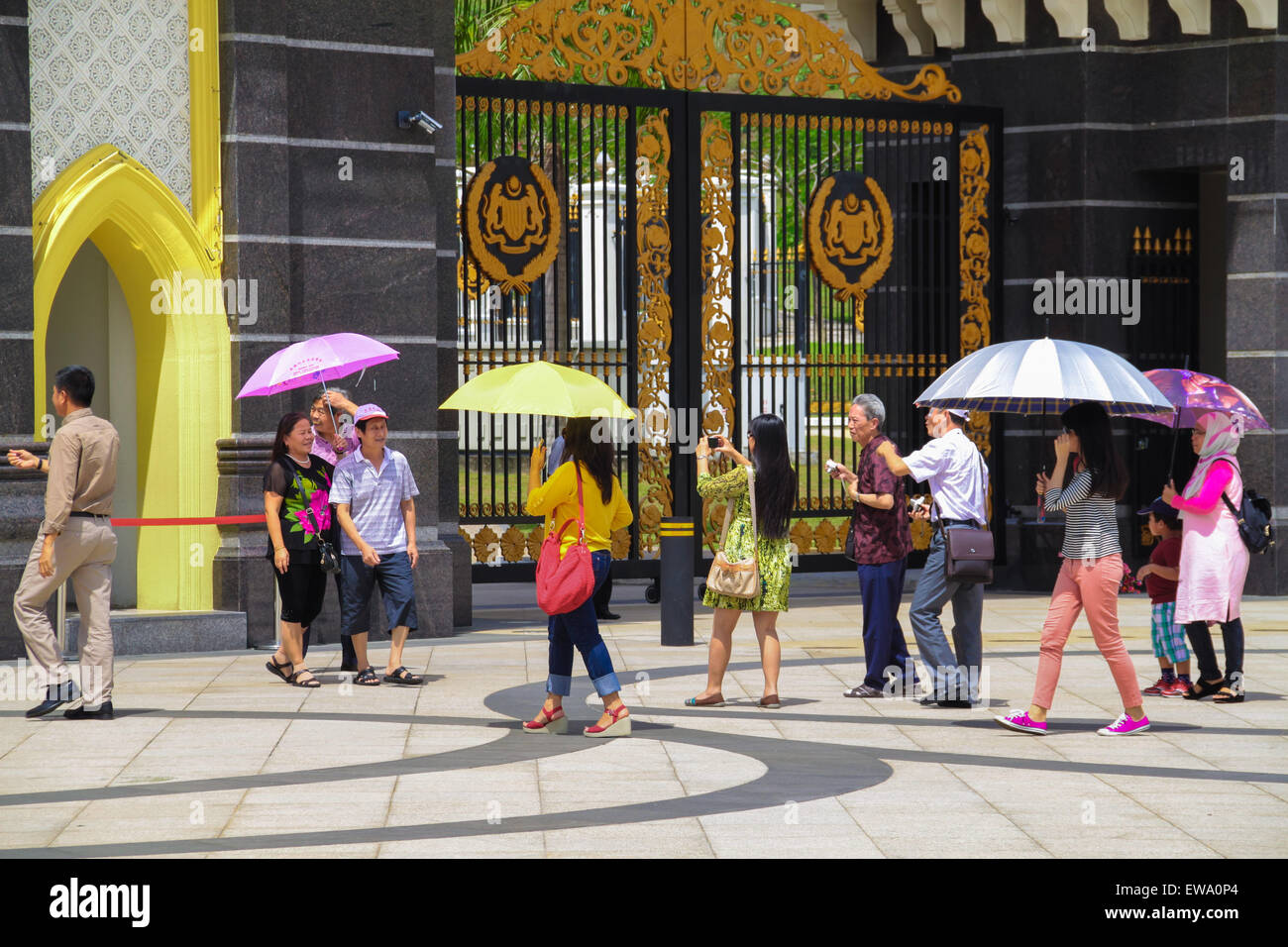 Les touristes prenant des photos devant le palais royal de la Malaisie. Banque D'Images