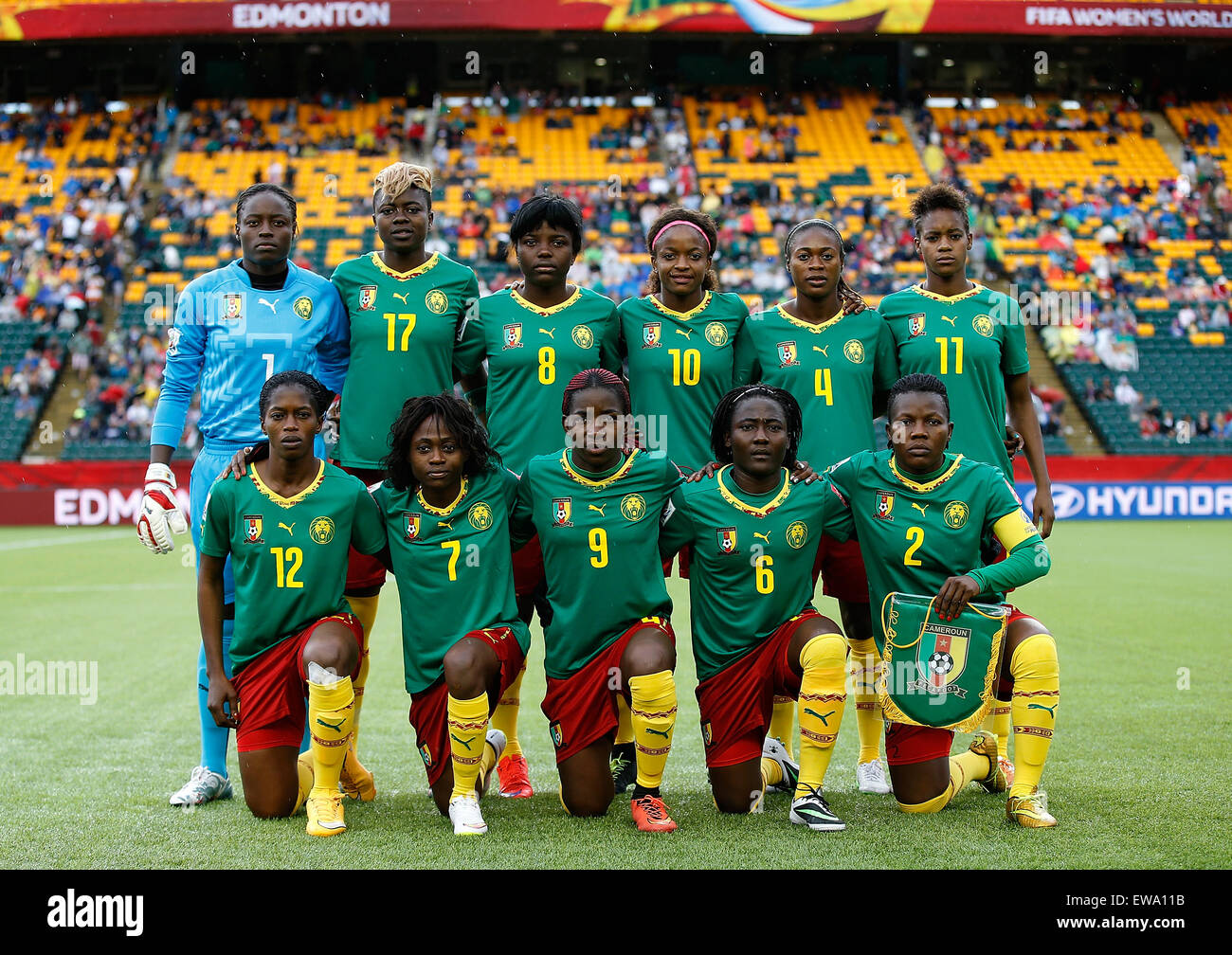 Edmonton. 20 Juin, 2015. Les joueurs du Cameroun s'aligner en amont d'une série de 16 match entre la Chine et le Cameroun au Commonwealth Stadium à Edmonton, Canada le 20 juin 2015. La Chine a gagné 1-0. Credit : Wang Lili/Xinhua/Alamy Live News Banque D'Images