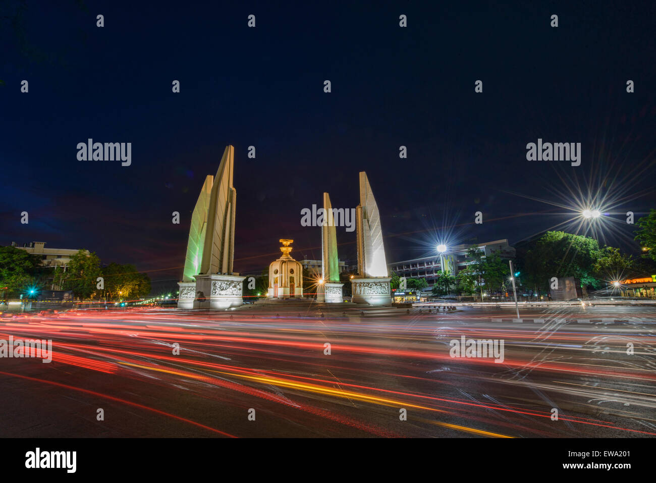Vue de nuit sur le Monument de la démocratie à Bangkok, Thaïlande Banque D'Images
