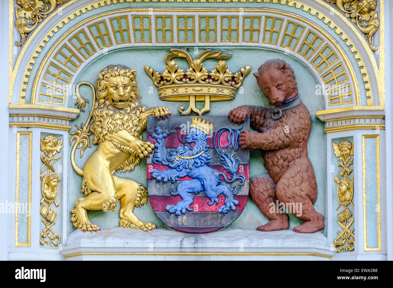 Bruges armoiries sur l'hôtel de ville de Bruges. Le bouclier est l'indicateur des Flandres flanquée d'un lion d'or et l'ours brun. Banque D'Images