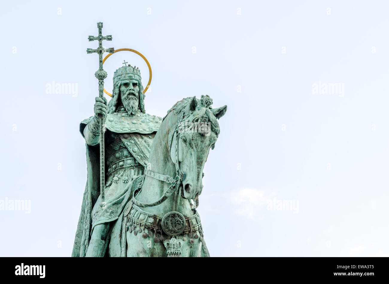 Statue de bronze de Stephen King qui se trouve à l'extérieur de la cathédrale de Matthias à Budapest, Hongrie Banque D'Images