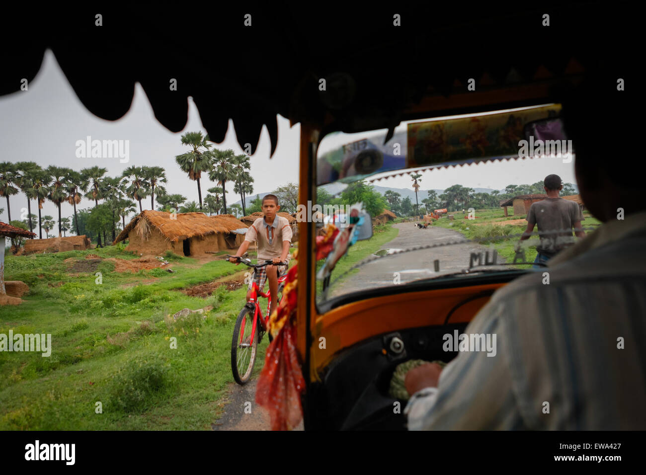 Un autorickshaw se déplace sur une route rurale à Dungeshwari, Gaya, Bihar, Inde. Banque D'Images