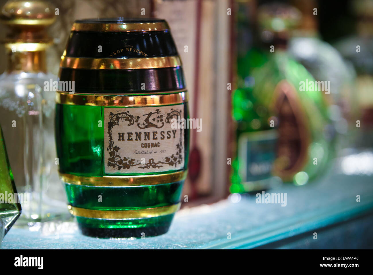 En forme de baril verdâtre Hennessy bouteille d'alcool. Banque D'Images