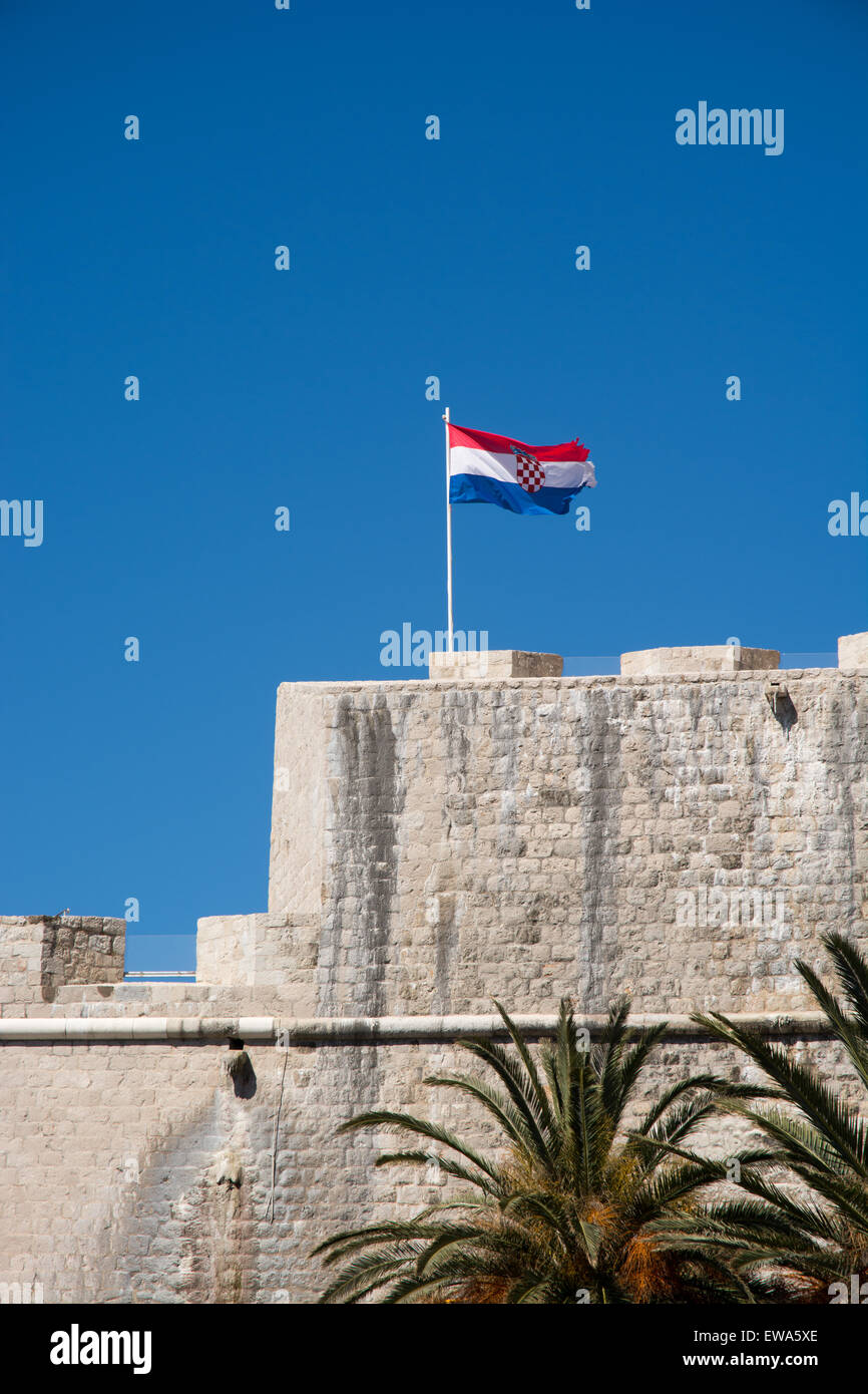 Drapeau croate survolant ploce porte d'entrée de la vieille ville de Dubrovnik, Croatie Banque D'Images