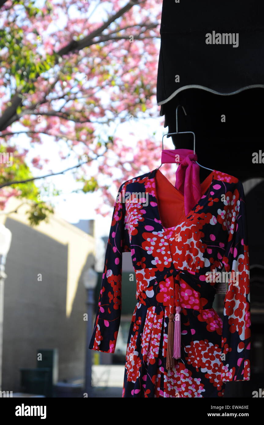 Un printemps dress suspendue à un shop dans le printemps. Banque D'Images