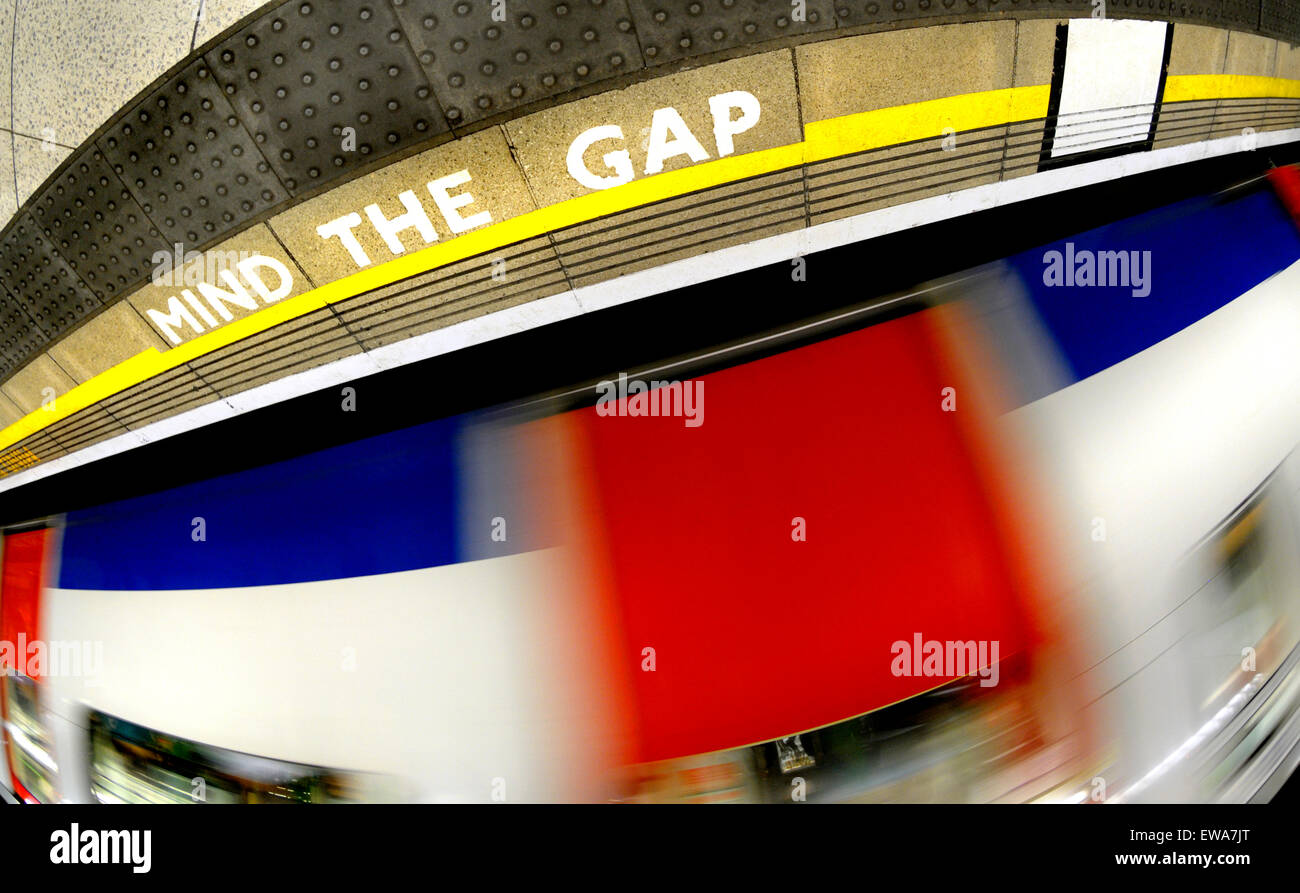 Londres, Angleterre, Royaume-Uni. Plate-forme de la station de métro 'Mind l'écart" Banque D'Images