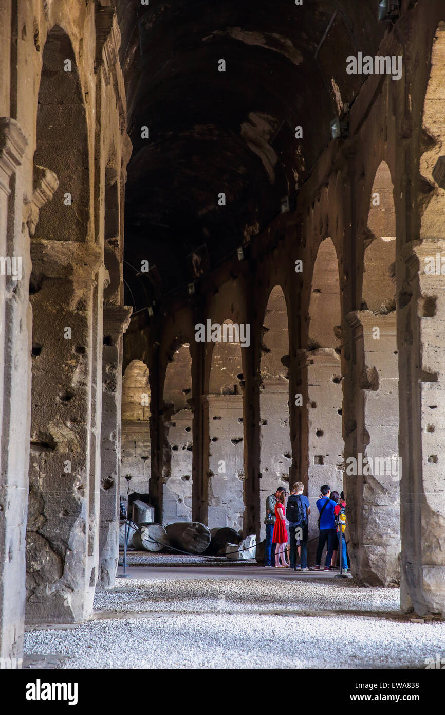 Les touristes admirant le Colisée à Rome Banque D'Images