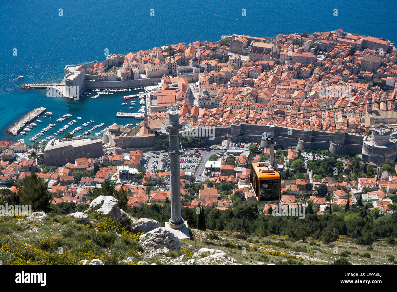 Téléphérique touristique arrivant à la station de téléphérique srdj hill donne sur la vieille ville et le port, Dubrovnik, Croatie Banque D'Images