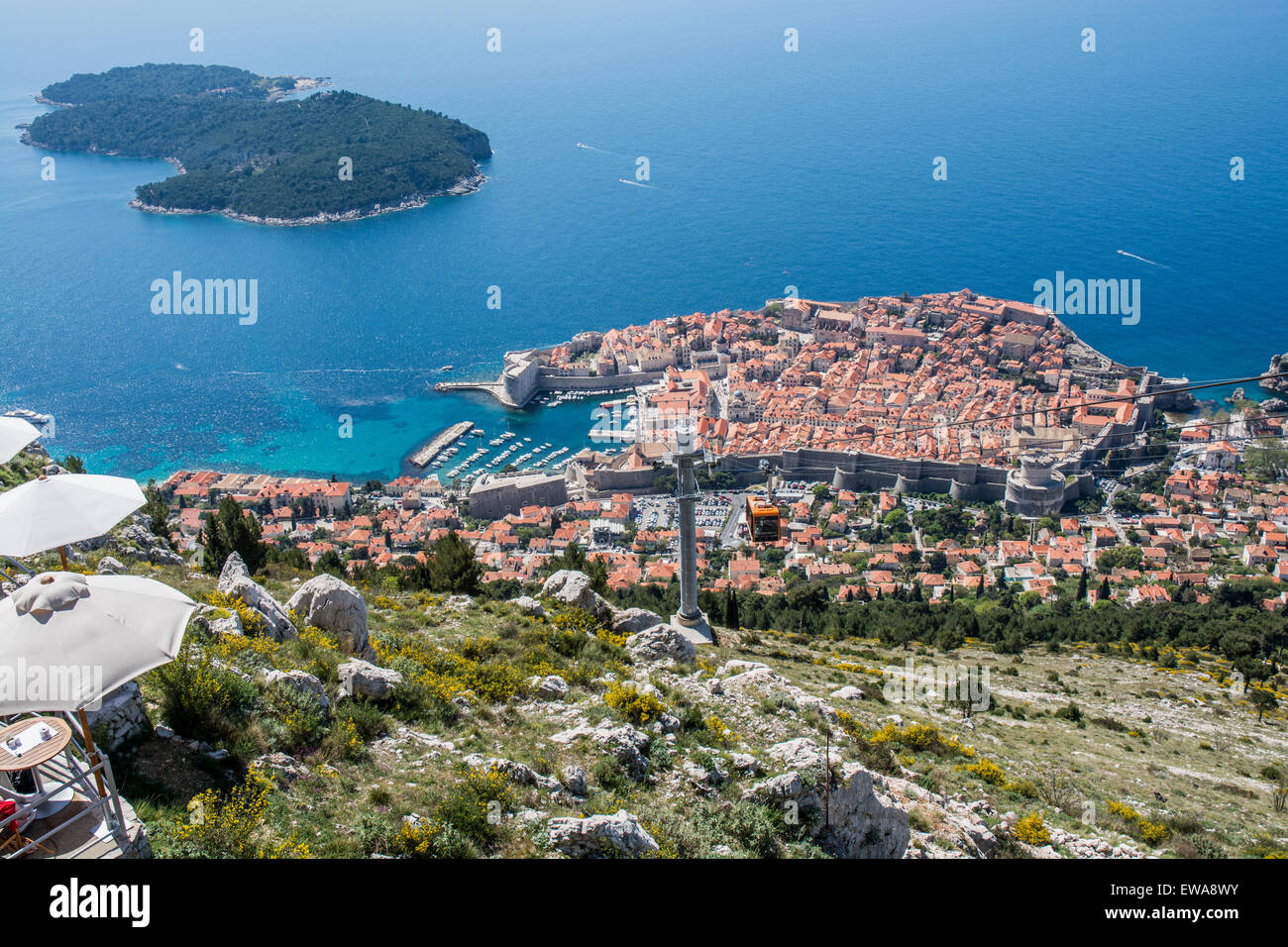 Vieille ville et port de l'île de Lokrum et la station de téléphérique srdj hill, Dubrovnik, Croatie Banque D'Images