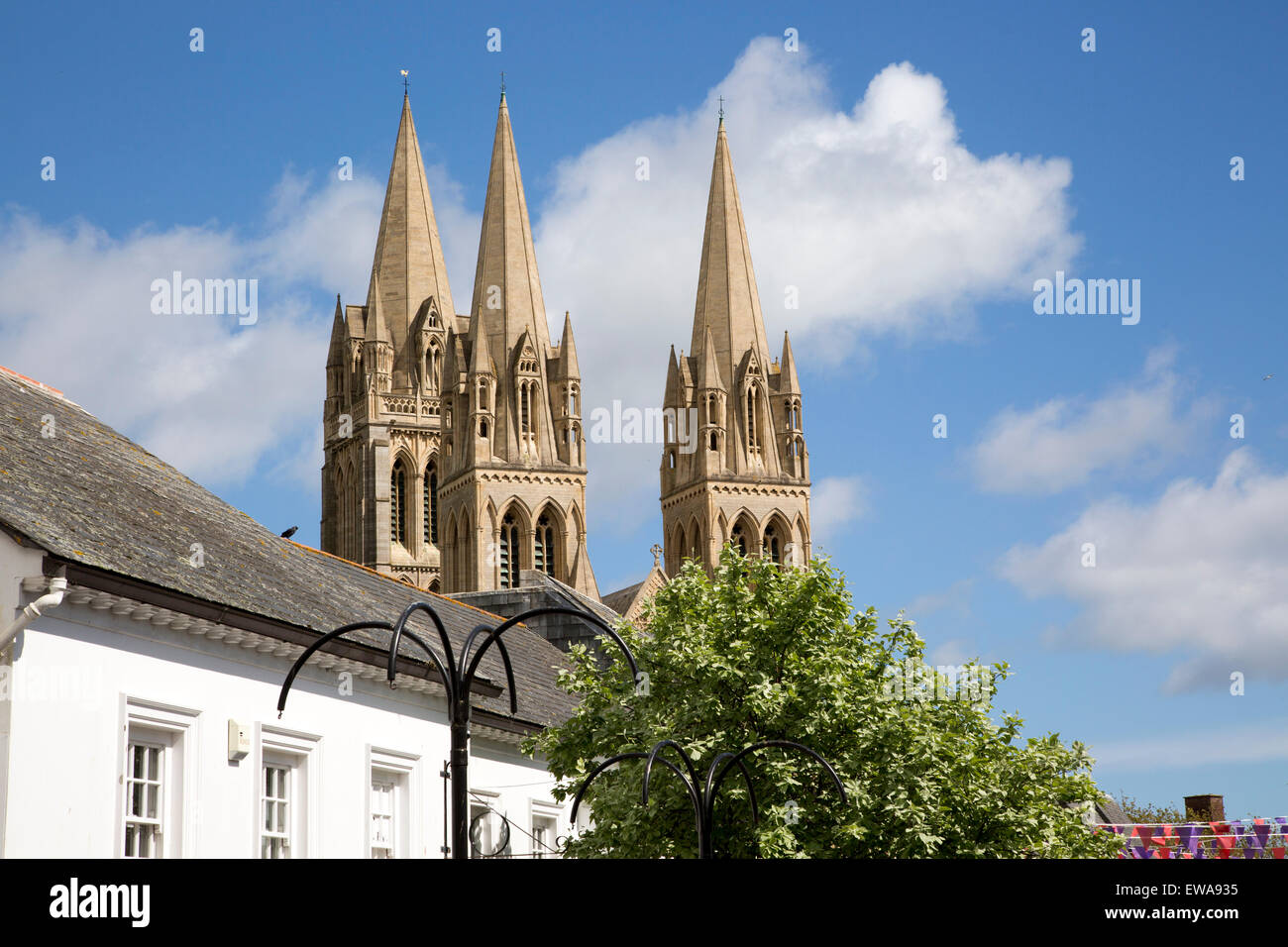 La cathédrale de tours de s'élever au-dessus des bâtiments du centre-ville historique, Truro, Cornwall, England, UK Banque D'Images