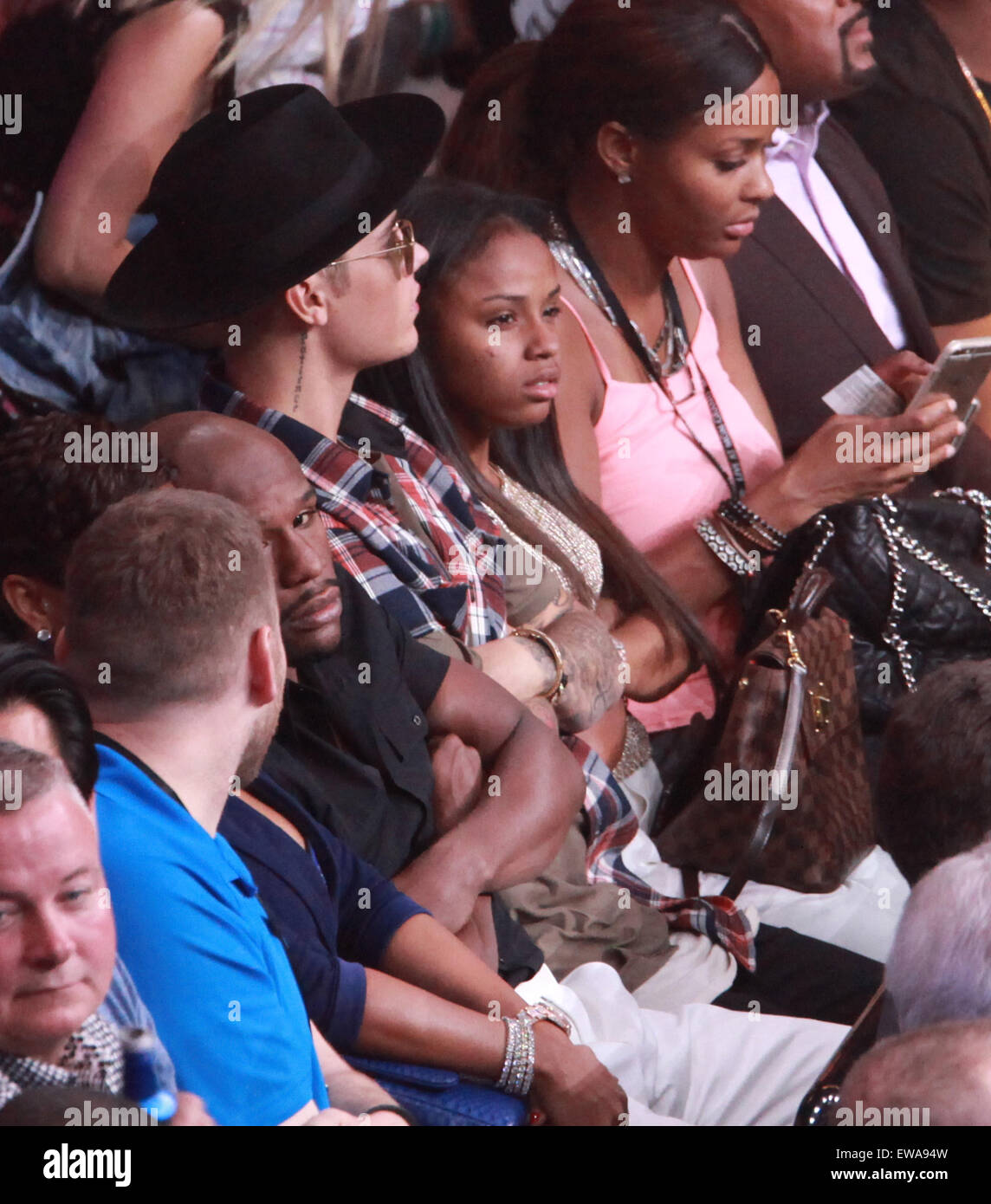 Las Vegas, Nevada, USA. 21 Juin, 2015. Singer Justin Beiber et le boxeur Floyd Mayweather jr assister à la Adrien Broner vs Shawn Porter match de boxe super-légers le 20 juin 2015 au MGM Grand Arena de Las Vegas, Nevada Crédit : Marcel Thomas/ZUMA/Alamy Fil Live News Banque D'Images