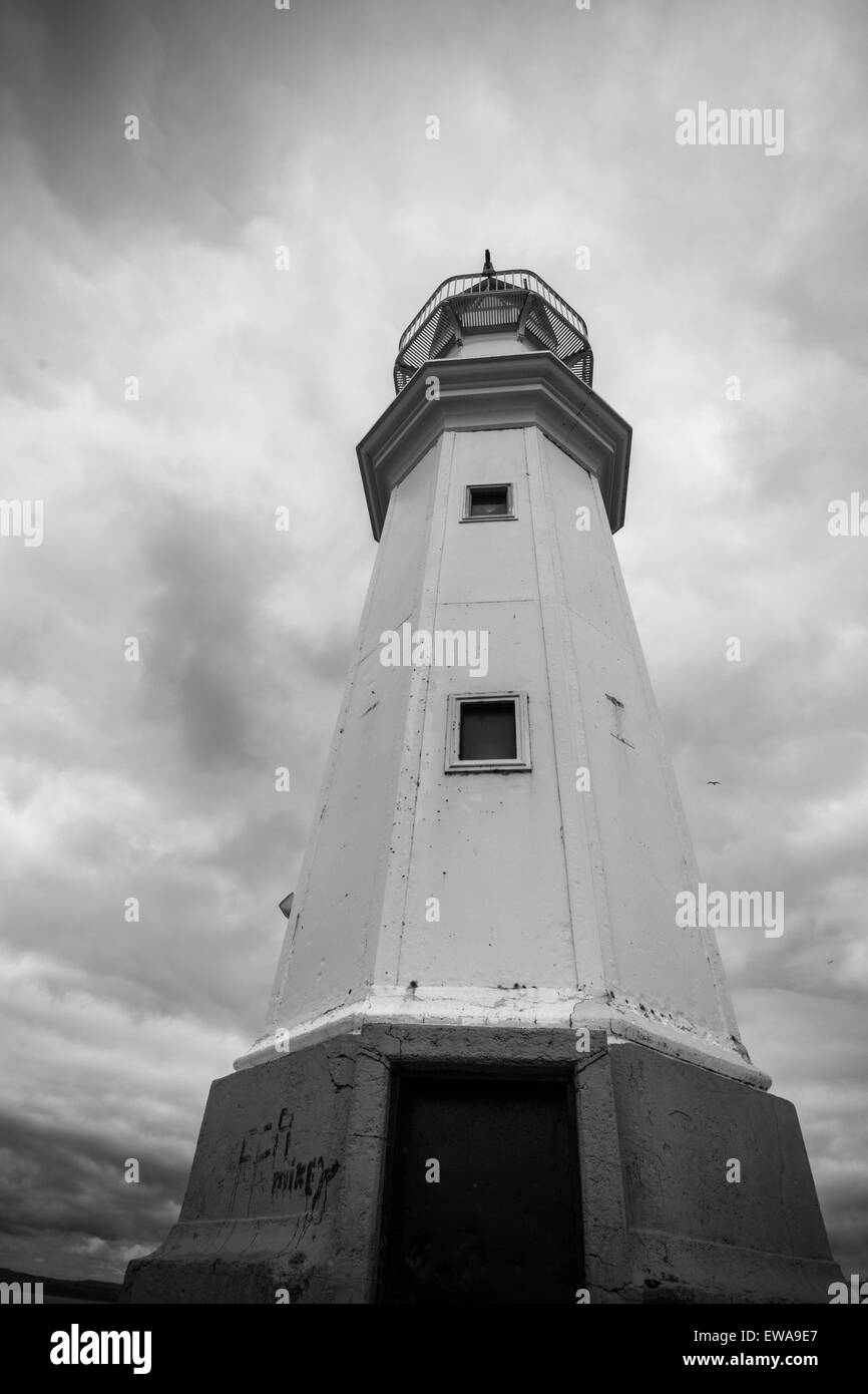 Leuchtturm debout la tête dans ciel nuageux dans l'arrière-plan à Newhaven Harbour - Édimbourg, Écosse Banque D'Images