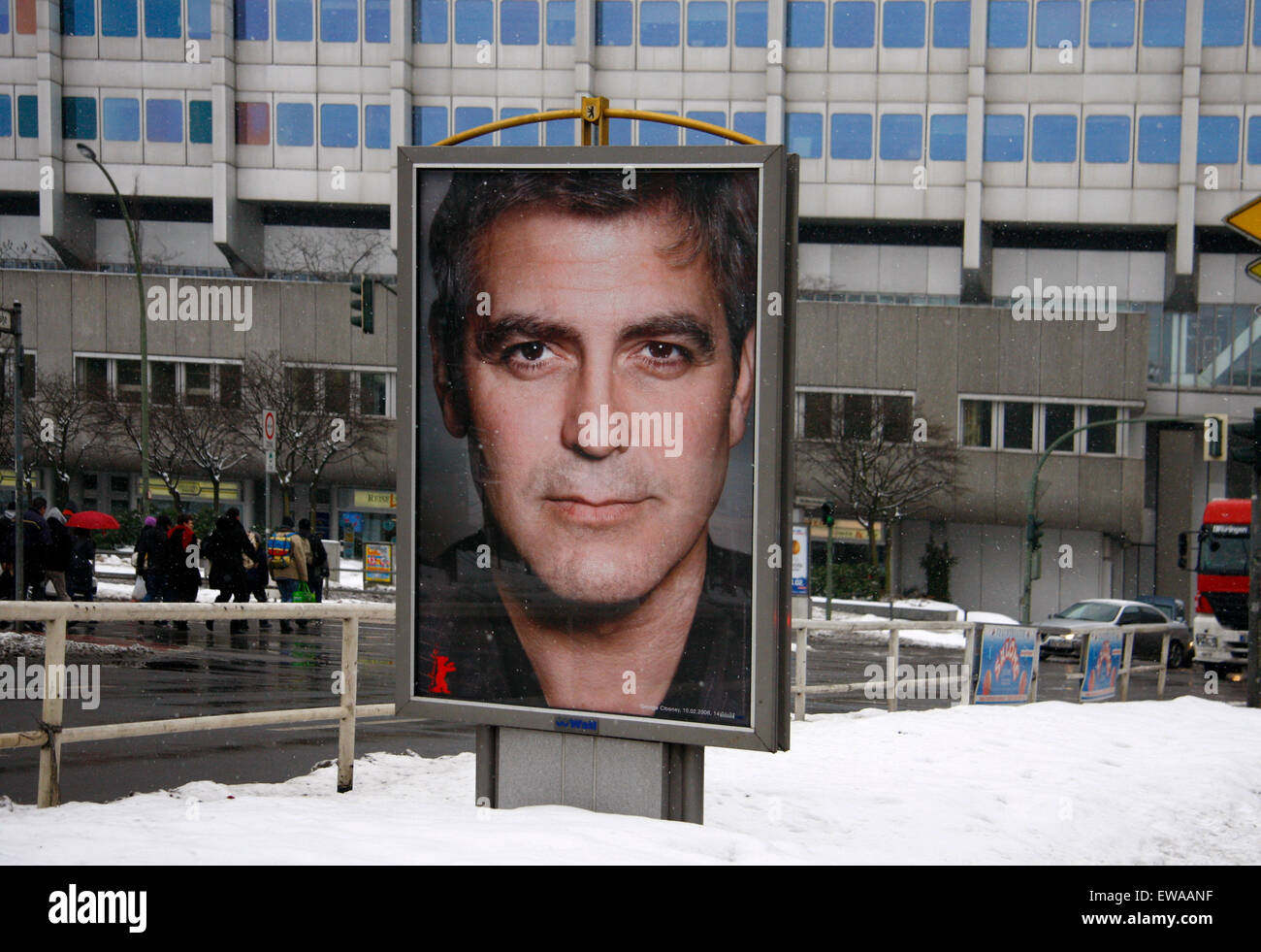 George Clooney - Schauspieler-Portraits im Schnee : Berlinale 2010 - Impressionen,12. Februar 2010, Berlin. Banque D'Images