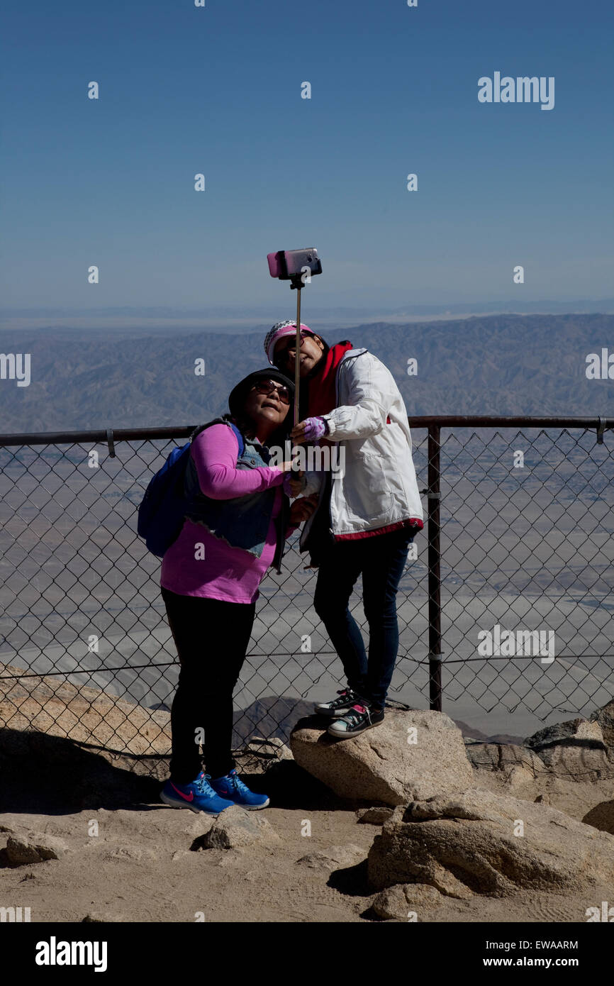 USA, California, Palm Springs, les touristes chinois, selfies, aerial tram way Banque D'Images