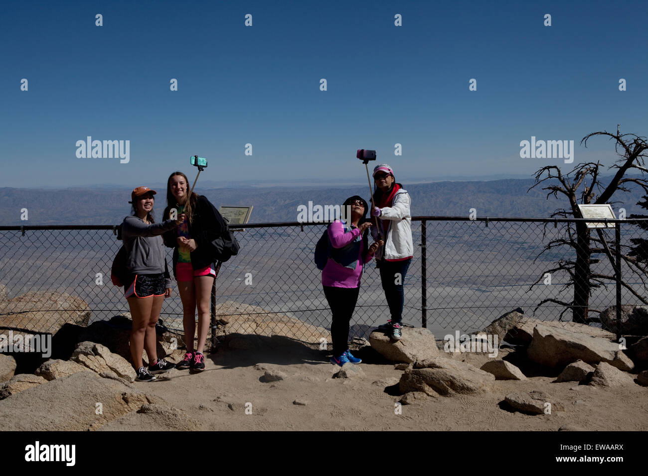 USA, California, Palm Springs, les touristes chinois, selfies, aerial tram way Banque D'Images