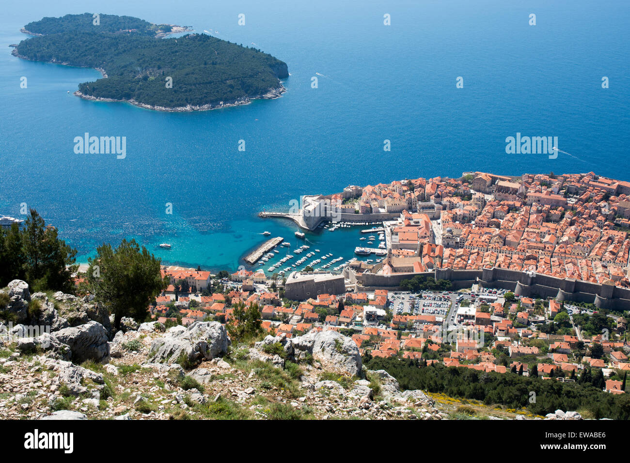 Vieille ville et port de l'île de Lokrum et la station de téléphérique srdj hill, Dubrovnik, Croatie Banque D'Images