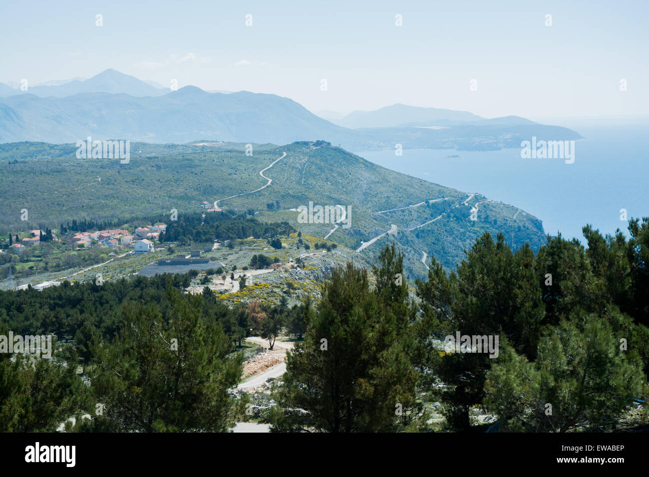 Vue vers l'est au Monténégro à partir de la station de téléphérique srdj hill au-dessus de Dubrovnik, Croatie Banque D'Images