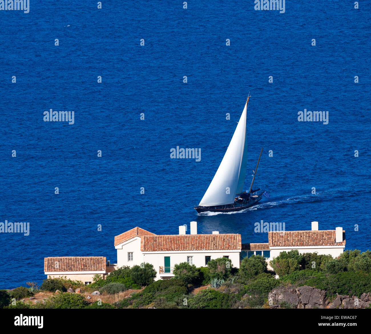 Yacht à voile blanc grec nager à la mer de Crète. Crète, Grèce, Europe. Banque D'Images