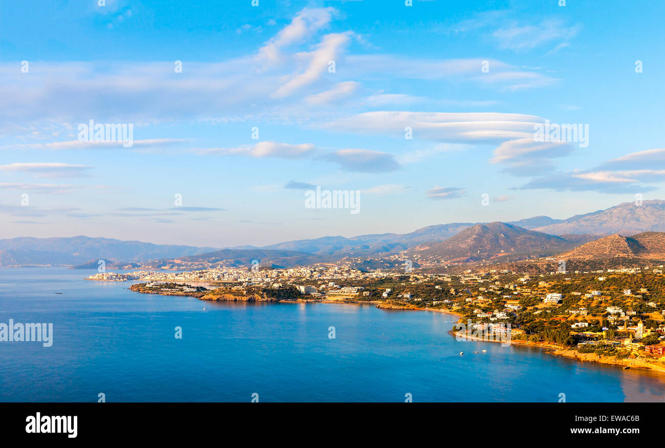 Vue panoramique de la ville d'Agios Nikolaos et la baie de Mirabello. Crète, Grèce. Banque D'Images