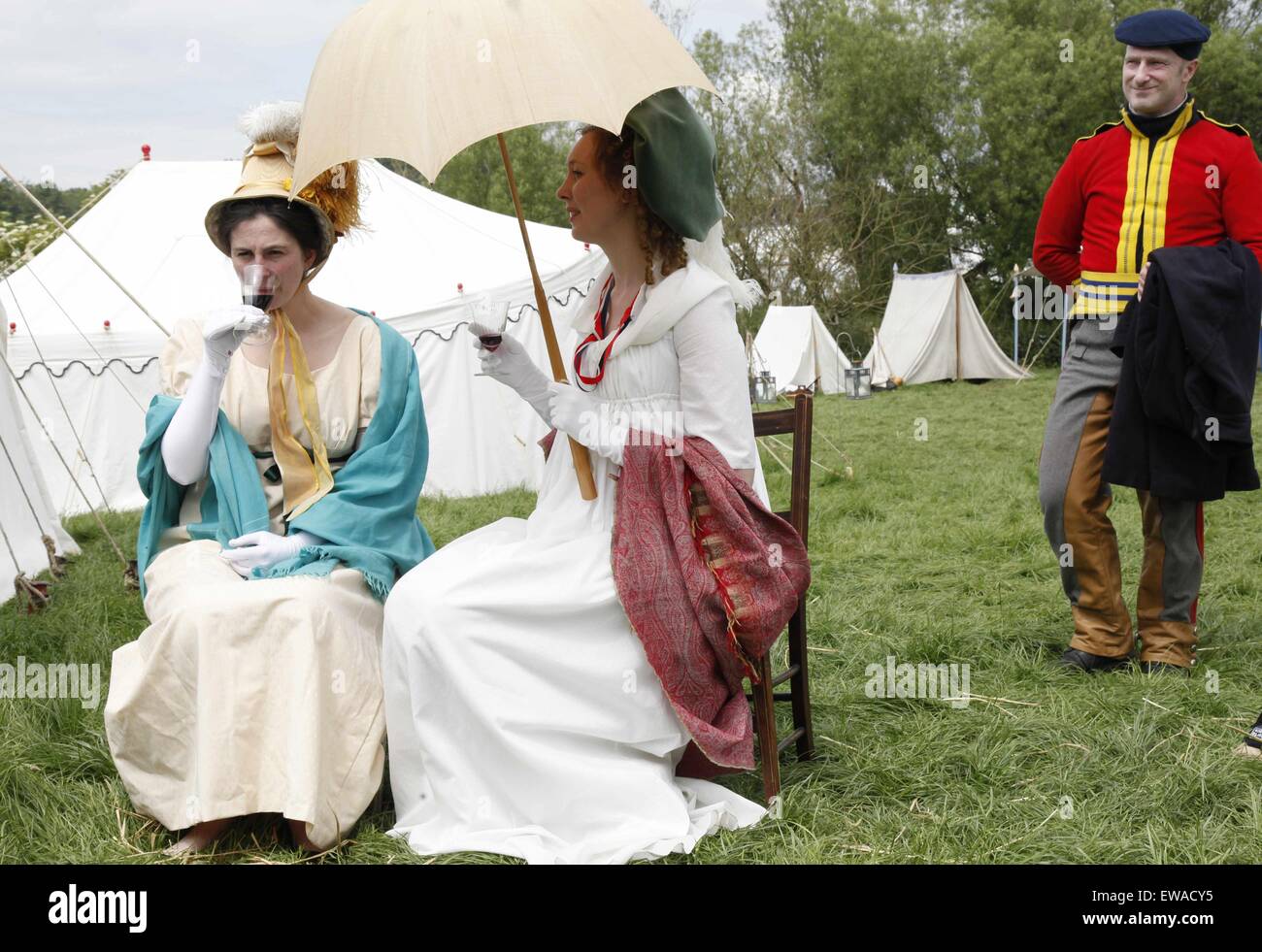 Waterloo, Belgique. 21 Juin, 2015. Deux femmes britanniques déguisés en femmes, il y a 200 ans, de siéger à l'ancien champ de bataille de Waterloo pendant les reconstitutions de la bataille de Waterloo en commémoration du 200e anniversaire de la bataille de Waterloo, à Waterloo, Belgique, le 20 juin 2015. Plus de 6000 de reconstitution historique de 52 pays ont participé à la reconstitution de la bataille de Waterloo entre juin 18 et 21, 2015. Source : Xinhua/Alamy Live News Banque D'Images