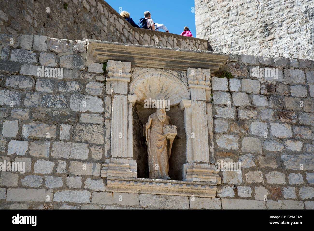 St Blaise statue au-dessus de la porte PLOCE, vieille ville de Dubrovnik, Croatie Banque D'Images