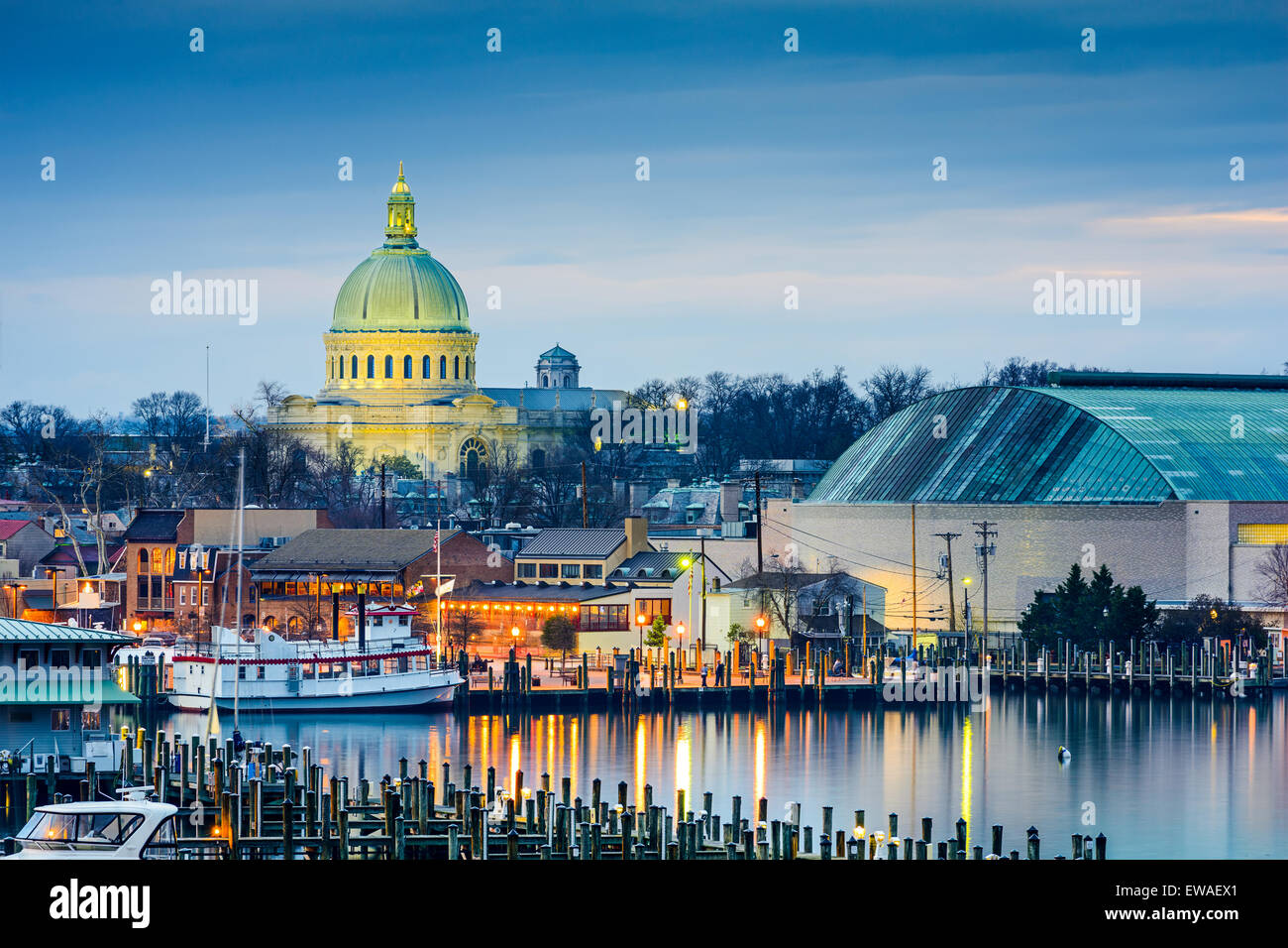 Annapolis, Maryland, USA ville skyline à Chesapeake Bay avec l'United States Naval Academy Chapelle dome. Banque D'Images