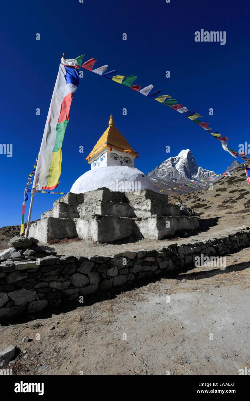 Drapeaux de prière avec stupa bouddhiste, Dingboche, village de la vallée de la rivière Imja Khola, Dingboche Pass, camp de base de l'Everest, Sagarmatha trek Banque D'Images