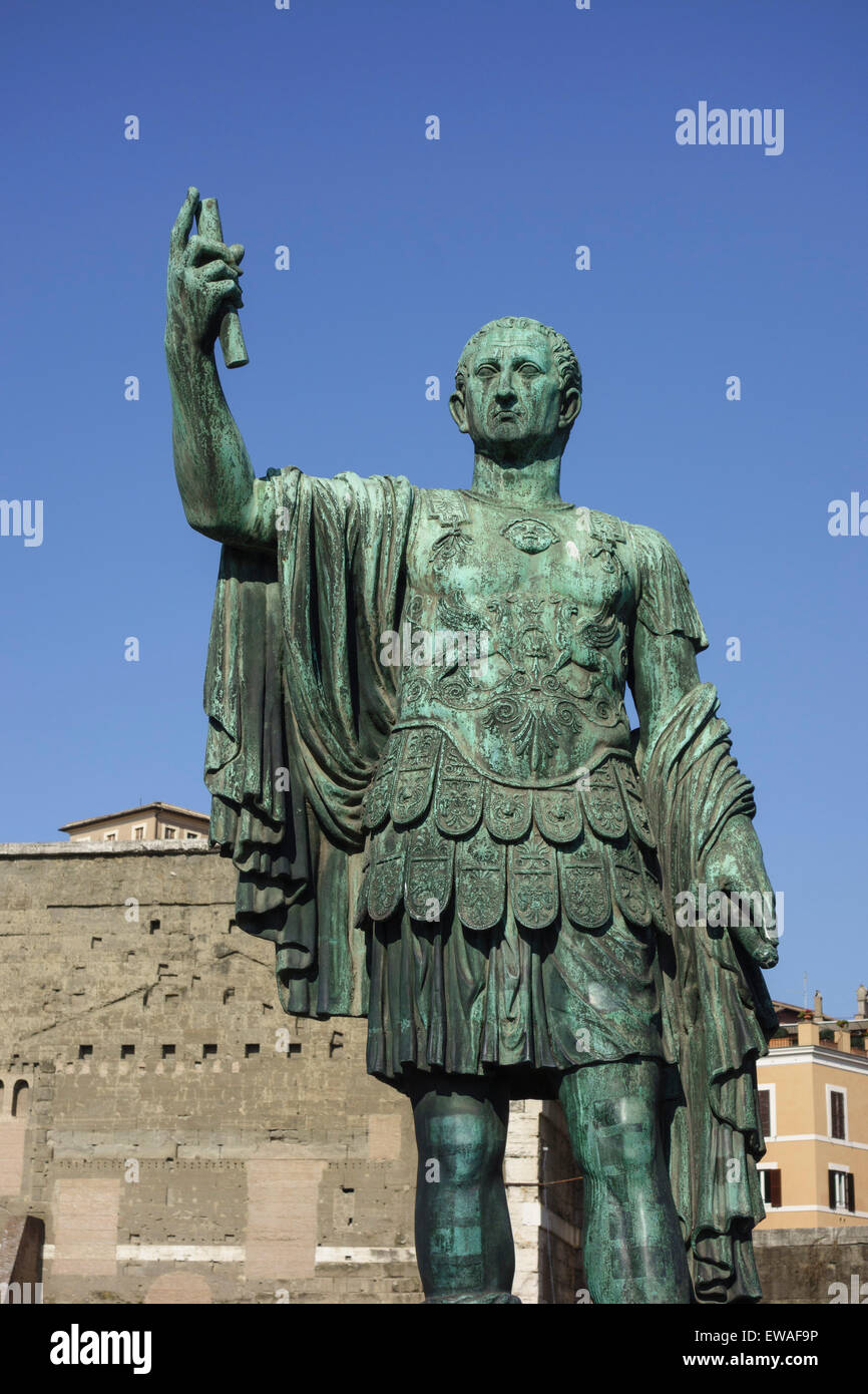 Statue de l'empereur romain Nerva sur la via dei Fori Imperiali Rome Italie Banque D'Images